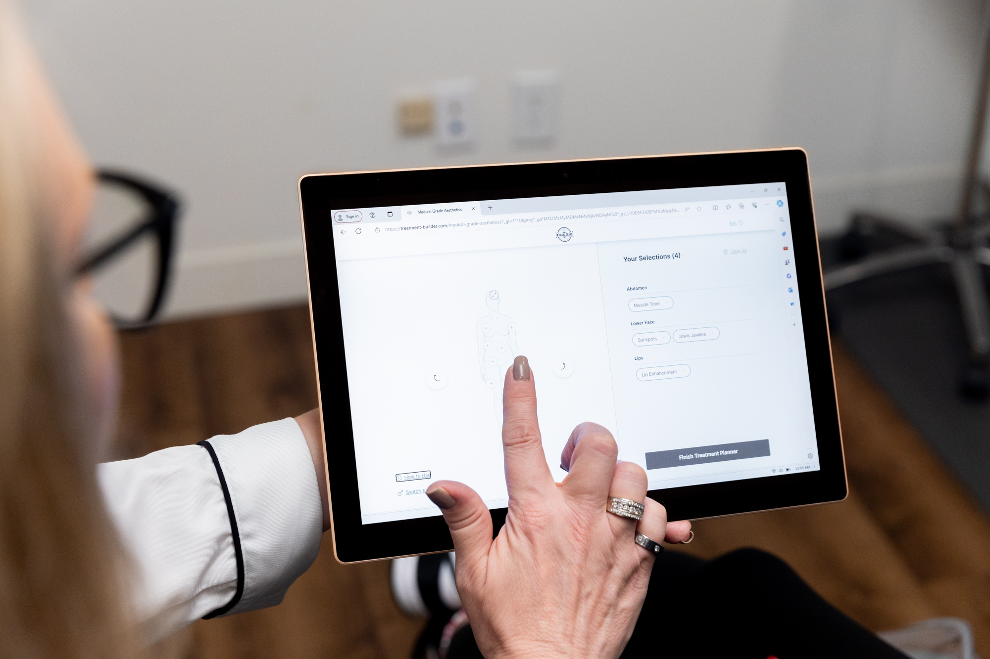 Dr. Jen Yeager navigates through the treatment planning tool to help a patient map out their facial balancing in Beloit.